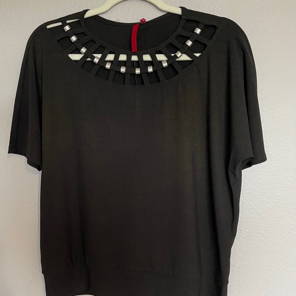Beautiful and unique neckline short sleeve top.